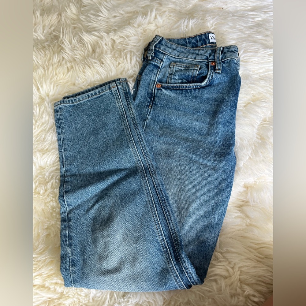Blue zara jeans. Never worn. Size 2. Great condition and material.